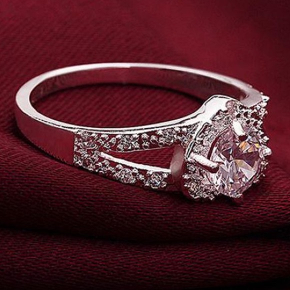 Gorgeous Crystal Heart 925 Sterling Silver ring - Picture 4 of 9